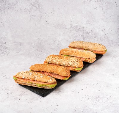 Mini flautas variadas de salmón con guacamole 