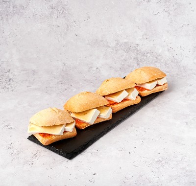 Mini chapata de sobrasada con miel y queso brie